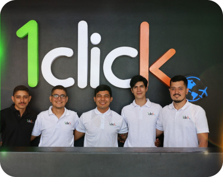 Colaboradores de 1Click Nicaragua posando sonrientes, de fondo logo de 1Click Nicaragua